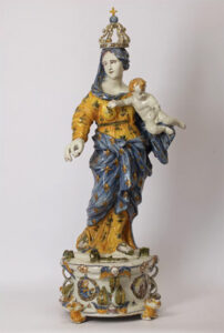Grande Vierge Couronnée, Faïence de grand feu polychrome 1730-1750 - Marseille Fabrique J.Fauchier, coll particulière © Philippe Laurenson