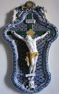 Grand Christ sur une plaque de forme violonnée, Faïence de grand feu polychrome 1730-1750